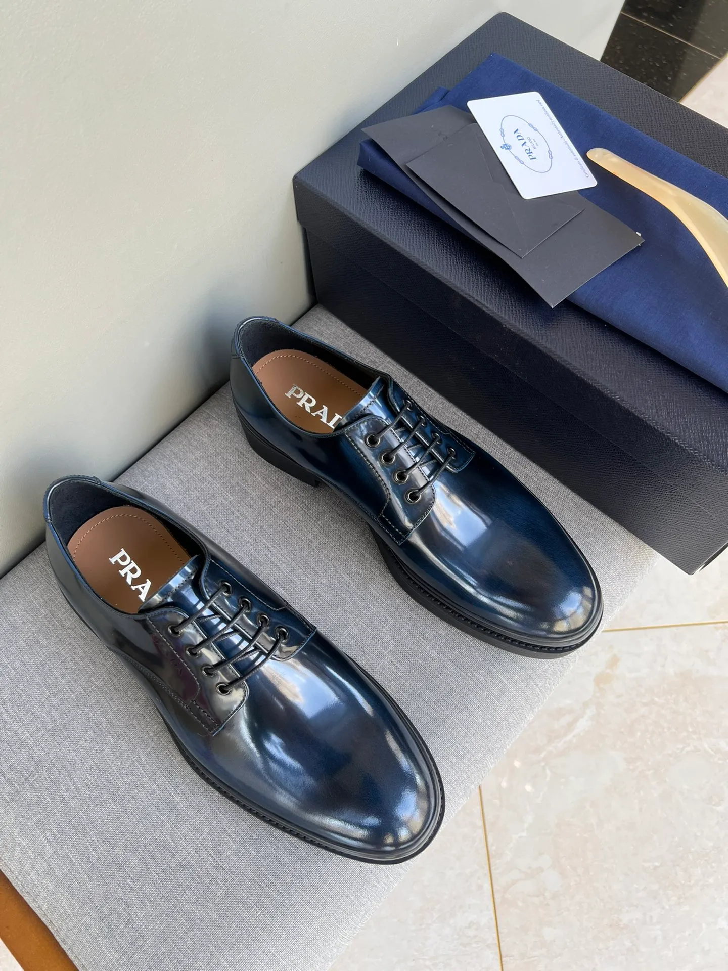 Men's shoes 💰860 💰Best recommendation✨PRADA Prada top purchasing quality imported upper with color-brushed edge beads carved toe design cowhide lining private molded TPU outsole non-slip, wear-resistant and elastic fashionable and versatile burgundy black blue 39-44 in stock (38, 45 customized for replacement, return and exchange)
